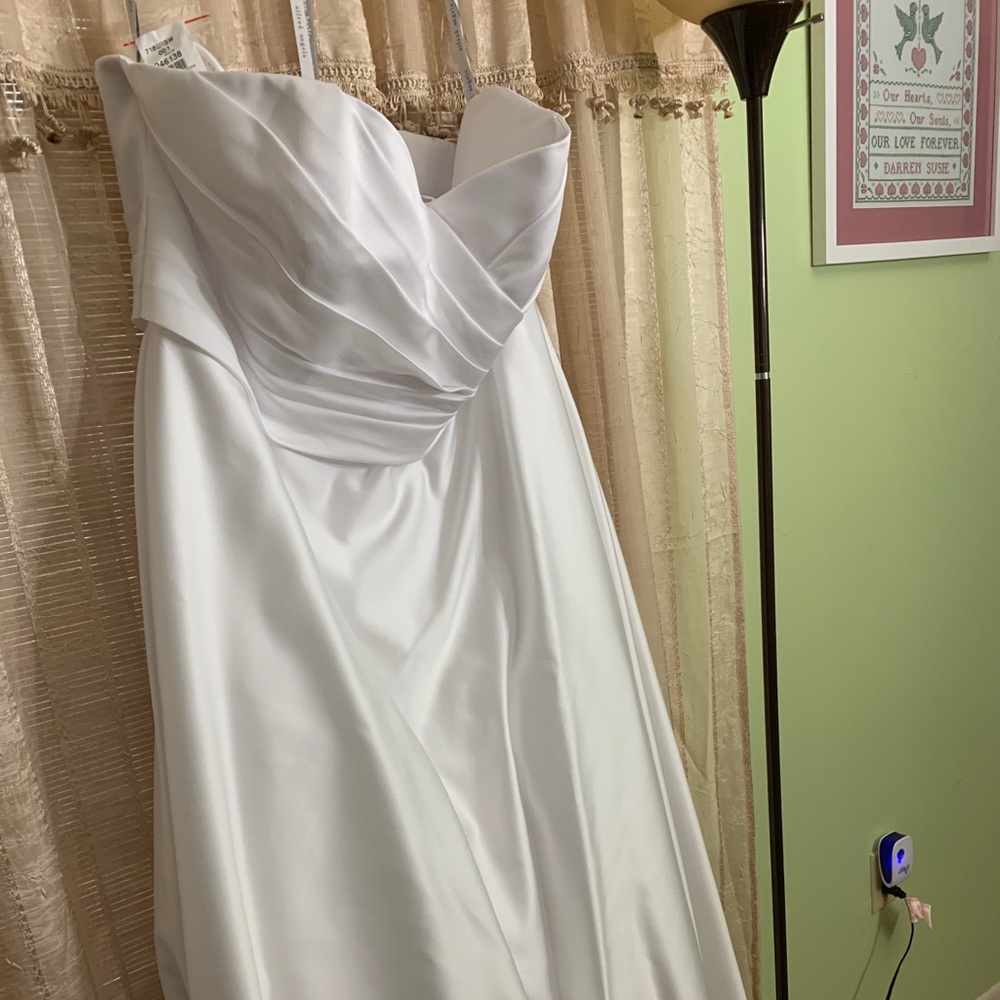 Plus size NEW, NEVER WORN WEDDING DRESS.